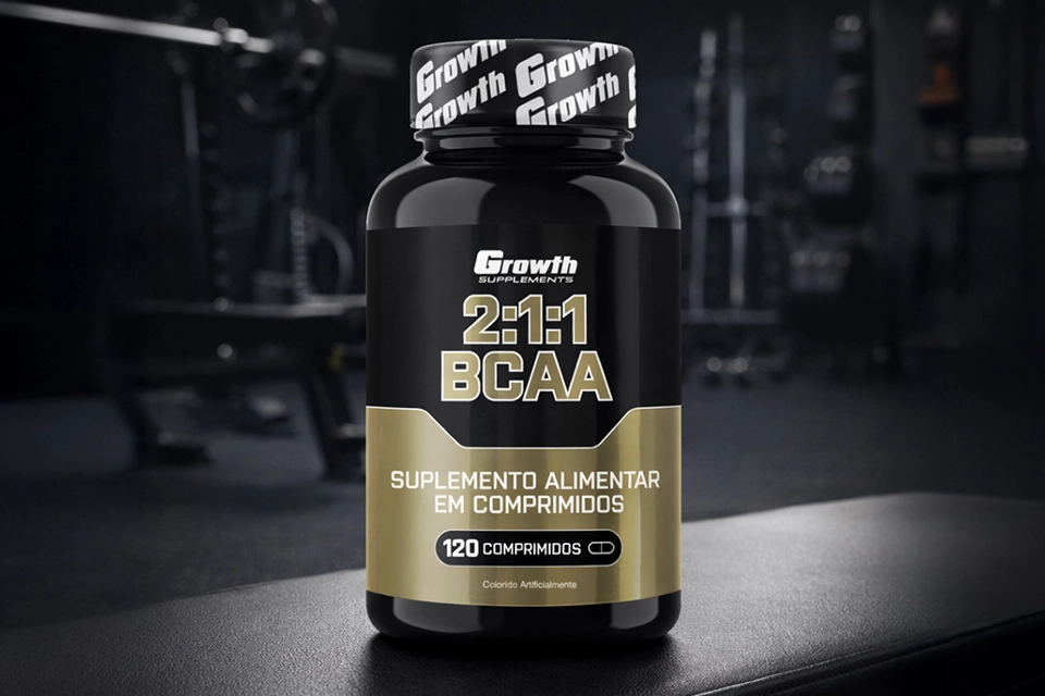 BCAA 2:1:1 em um banco com uma academia no fundo