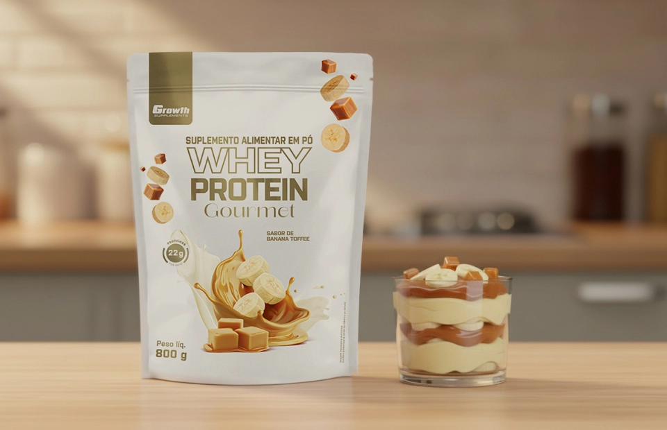 GROWTH SUPPLEMENTS - Whey Gourmet Banana Toffee 800g ao lado de sobremesa