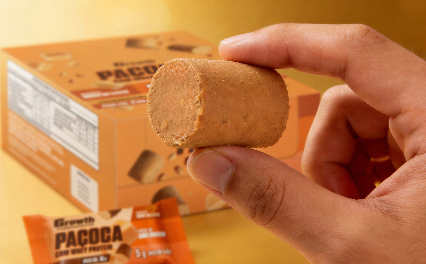 Uma pessoa segurando uma paçoca Growth Supplements