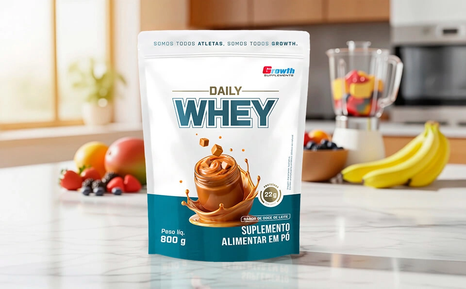 GROWTH SUPPLEMENTS - Embalagens de Daily Whey Doce de Leite 400g e 800g em balcão de cozinha